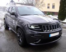 Jeep Cherokee SRT na avtoplin