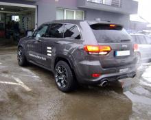 Jeep Cherokee SRT na avtoplin